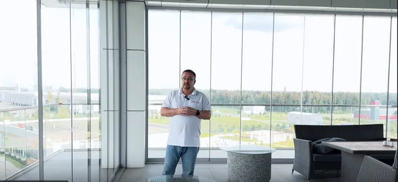 Безрамное остекление RALUMA слайд в ресторане Багратион. © ЕТС Групп  