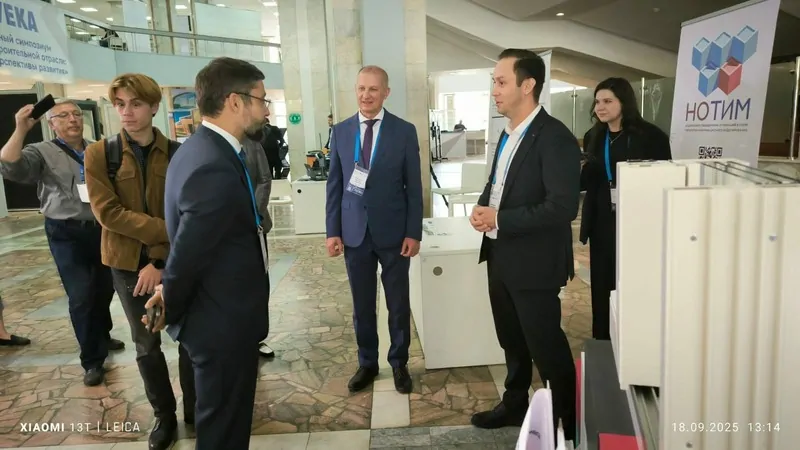 Фото: сотрудники РЕХАУ презентуют продукты компании © РЕХАУ 