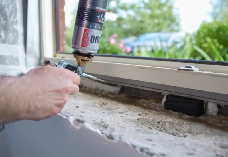 Как запенить под окном. © oknamedia