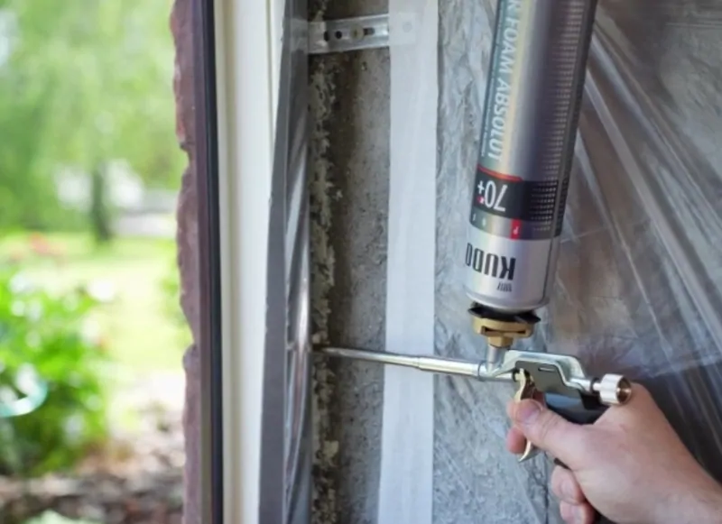 Запенивание вертикального шва снизу вверх, © oknamedia