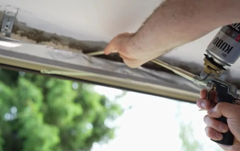 Запенивание верхнего шва с использованием дополнительной удлинительной насадки на монтажный пистолет, © oknamedia