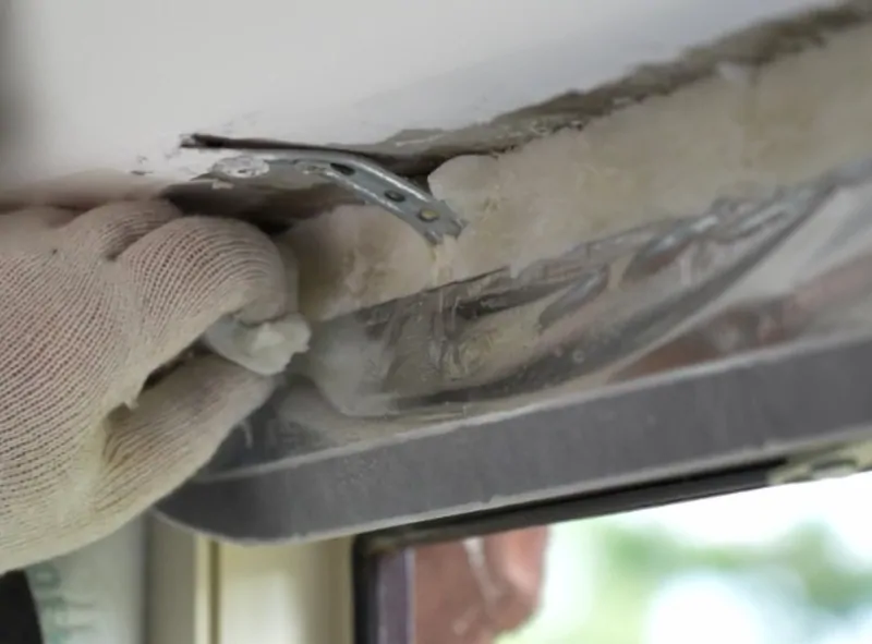 Удаление срезанных излишков монтажной пены, © oknamedia