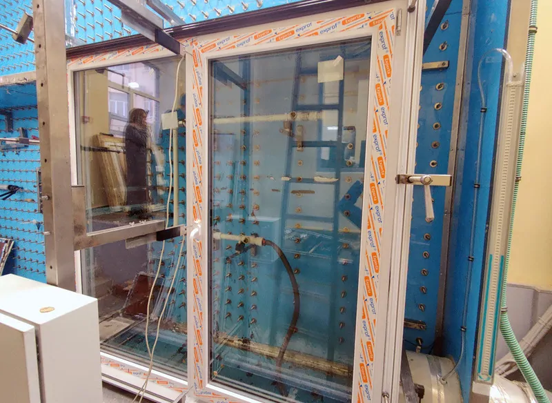 Испытание оконного блока на водонепроницаемость. © exprof 