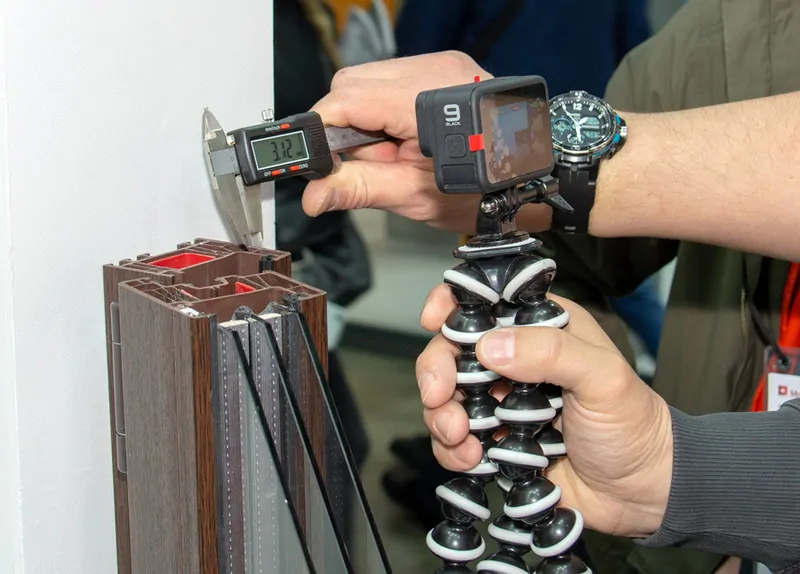 Замер толщины лицевой стенки на образце профиля. © exprof 