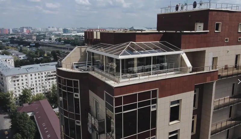 Остекление пентхауса системой RALUMA на 12 этаже многоэтажного дома. © ЕТС Групп 