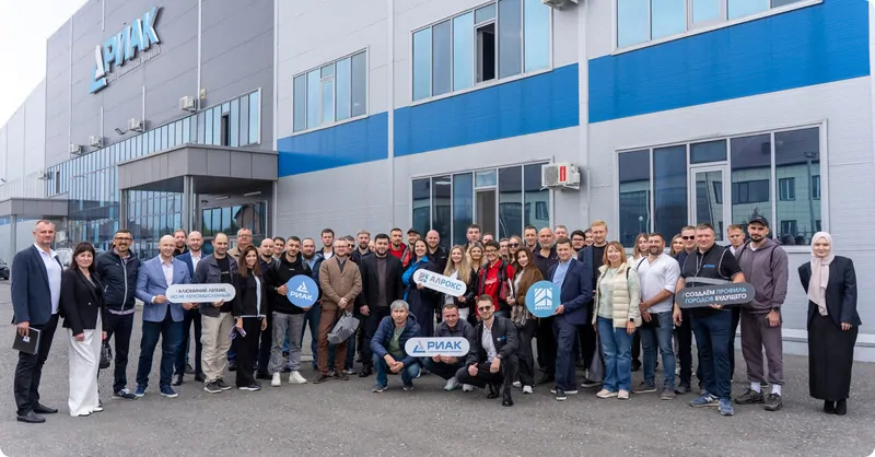 Фото: Гости бизнес-тура от Алрокс на заводе РИАК © АЛРОКС 
