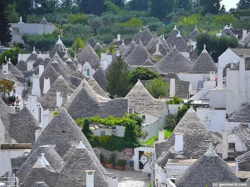 Конические крыши домов трулло в районе Монти в Альберобелло. © geomerid 
