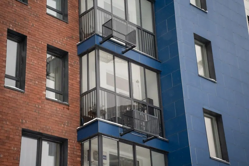 Крепить кондиционер на светопрозрачную конструкцию нельзя. Фото © оknamedia 