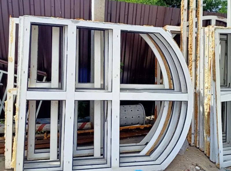 Фото: демонтированные на утилизацию старые пластиковые окна – подпадают под расчет экосбора, © oknamedia