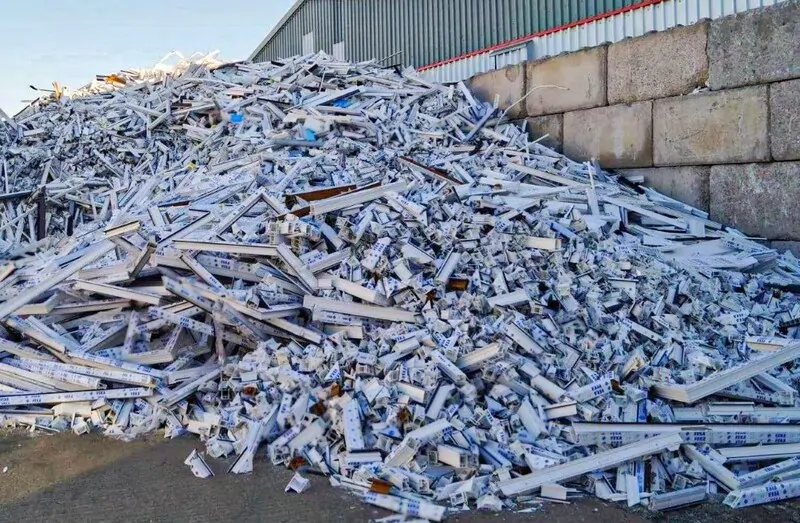 Фото: технологические обрезки от производства пластиковых окон – не подпадают под расчет экосбора, © VEKA UT