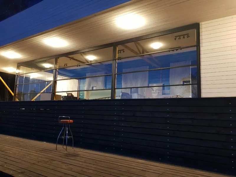 Частное кафе с автоматическим остеклением RALUMA лифт. © RALUMA 