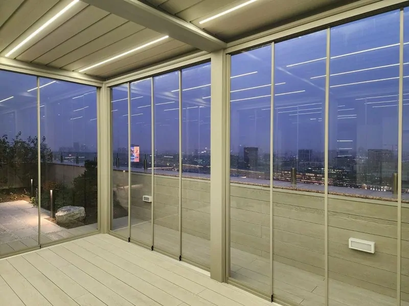 Зона отдыха в пентхаусе на базе пергол и безрамного остекления RALUMA. © RALUMA 