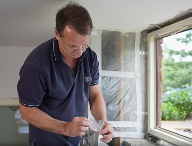 Подготовка пароизоляционной ленты для пластиковых окон к монтажу. © оknamedia 