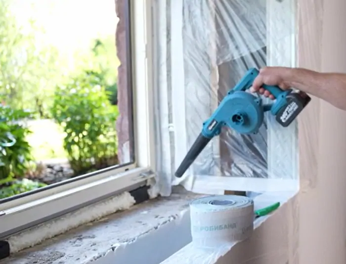 Очистка проема от пыли – важный этап монтажа пароизоляционной ленты. © oкnamedia 
