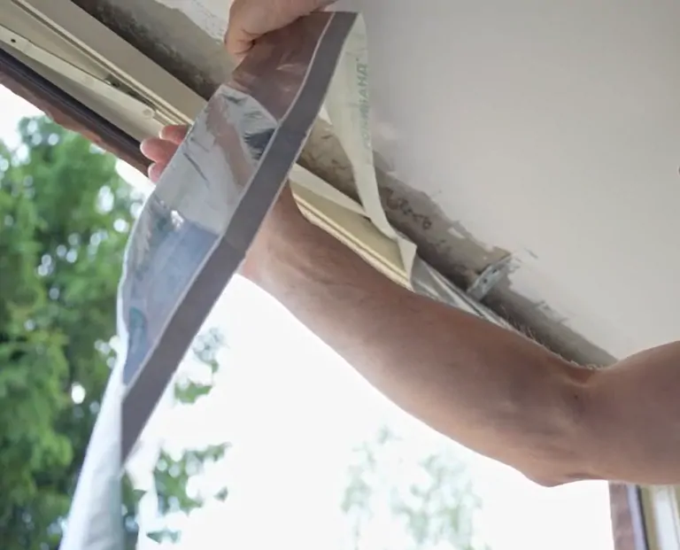 Защиту с клеевого слоя снимать постепенно © oknamedia 