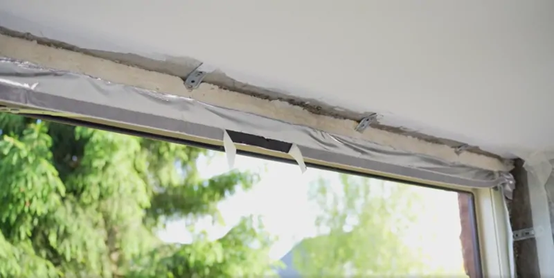 Приклеить бутиловый слой пароизоляционной ленты к проему. © oкnamedia 