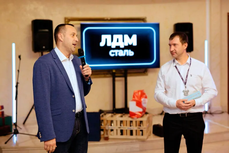 Руководитель ТД ЭксПроф поздравляет партнера. © exprof 