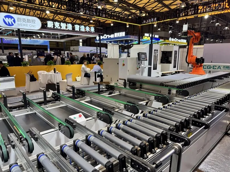 Автоматическая линия изготовления алюминиевых окон. © оknamedia    