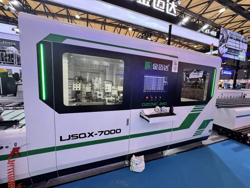 Фото Автоматическая линия изготовления алюминиевых окон. © оknamedia