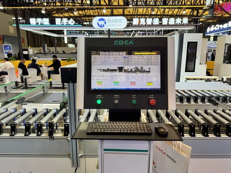 Фото Автоматическая линия изготовления алюминиевых окон. © оknamedia