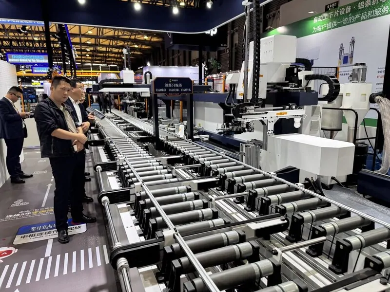 Фото Автоматическая линия изготовления алюминиевых окон. © оknamedia