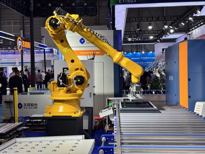 фото Роботы на производственных линия - главная примета выставки. © оknamedia