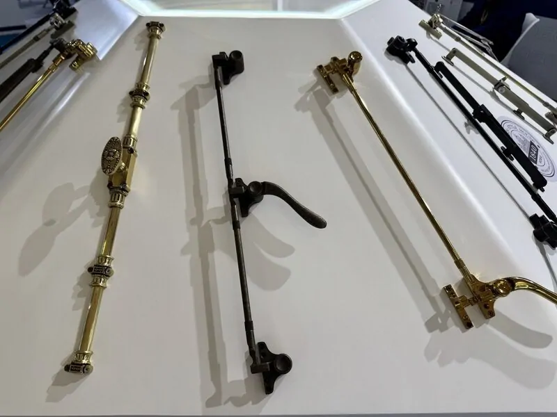 Фото: Ручки - кремоны для винтажных окон. © оknamedia