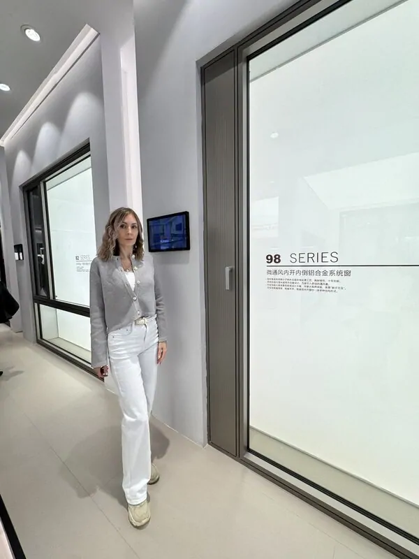 Вентиляционная створка в пол с москитной сеткой на выставке FENESTRATION BAU China 2025 © оknamedia