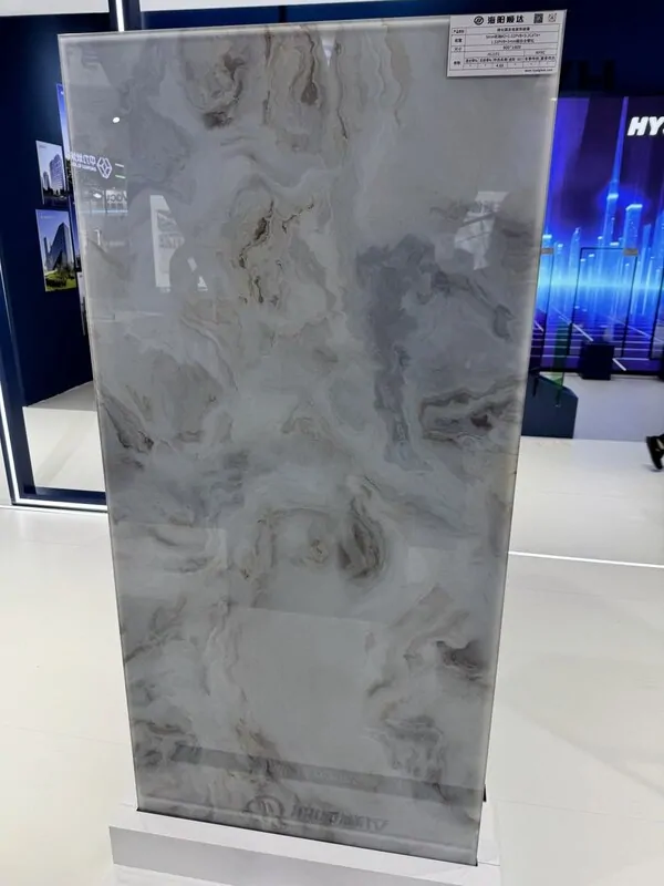 Стекло с декоративным покрытием с одной стороны и с солнечной батареей с другой на выставке FENESTRATION BAU China 2025 © оknamedia