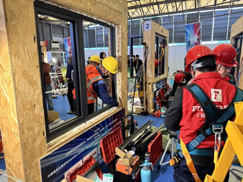 Конкурс монтажников на FENESTRATION BAU China 2025 © оknamedia