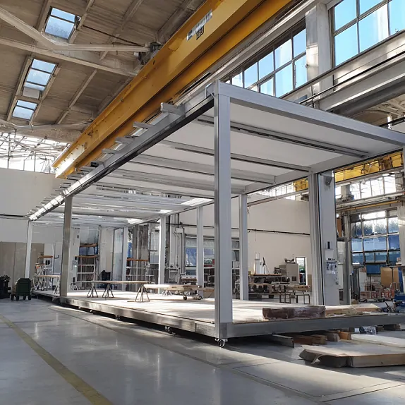 Предварительная сборка перголы RALUMA с солнцезащитой для ресторана. © ЕТС Групп 