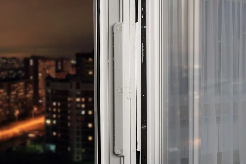 Вентиляционный клапан NORMAND F при открытой створке окна. © ЕТС Групп 