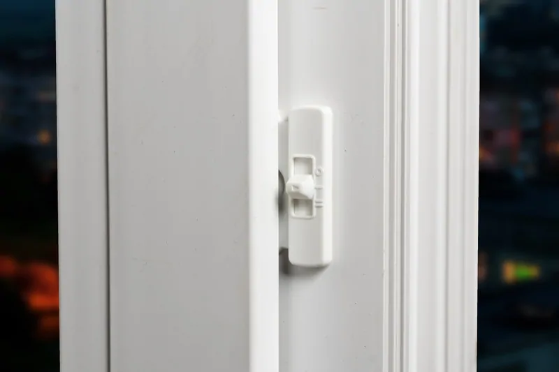 Вентиляционный клапан NORMAND F при закрытой створке окна. © ЕТС Групп 