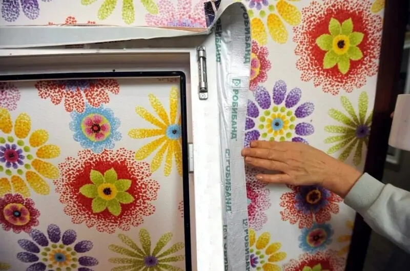 Пароизоляционная монтажная лента Робибанд ВМ (под последующую мокрую отделку откосов) на оконном блоке, © oknamedia 