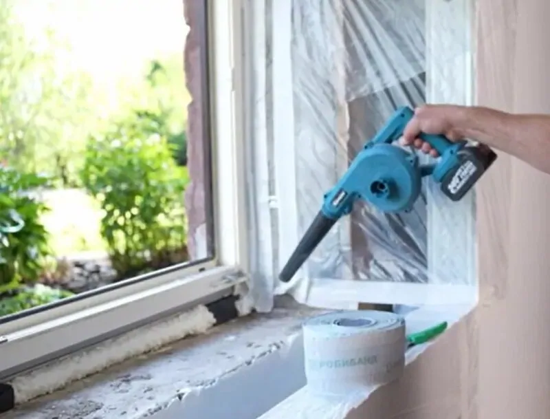 Обеспыливание оконного проема с помощью аккумуляторной воздуходувки, © oknamedia 