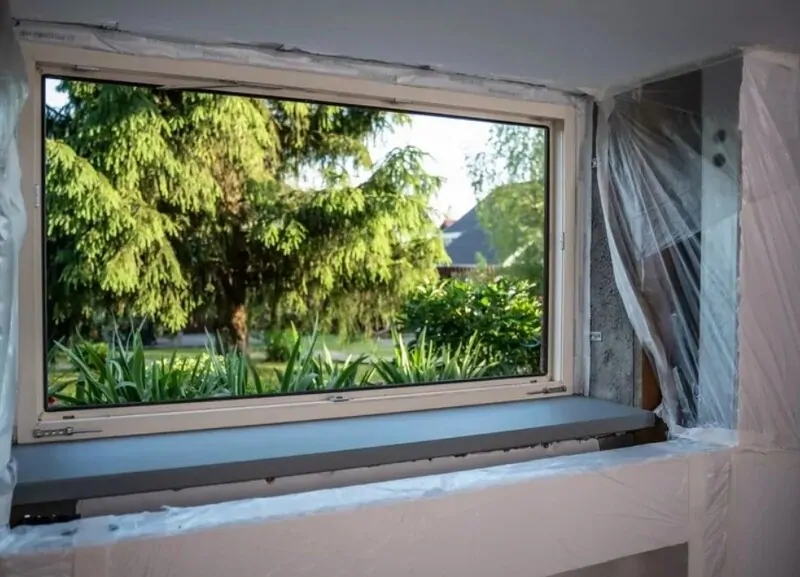 Смонтированный оконный блок с монтажными лентами РОБИБАНД ВМ готов к оштукатуриванию откоса. © oknamedia 