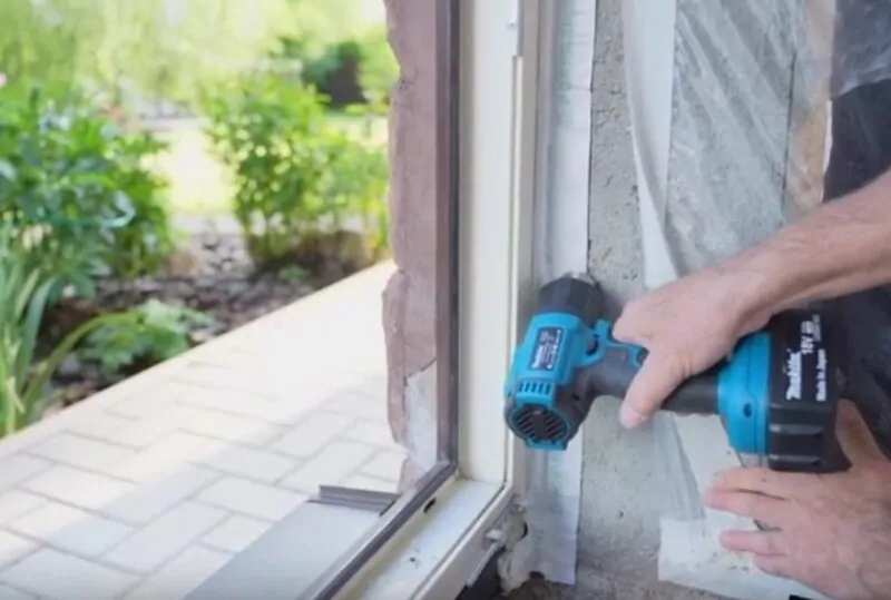 Прогрев клеевой зоны ленты с помощью аккумуляторного фена., © oknamedia 