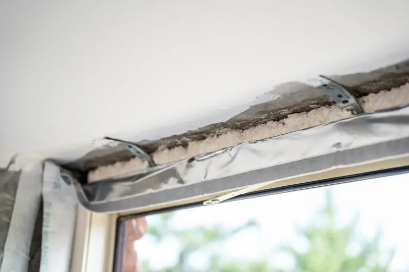 Монтажная лента в проеме окна. © оknamedia