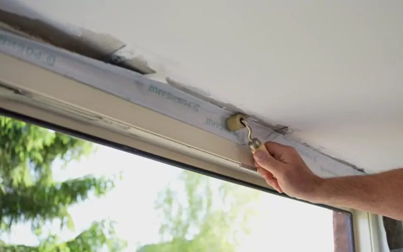 Прикатка ленты роликом в проём. © оknamedia 