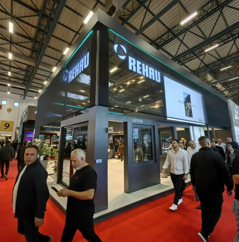 На стенде REHAU.  © oknamedia 