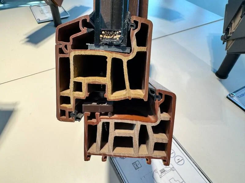 Образец композитного профиля в шоуруме. © oknamedia 