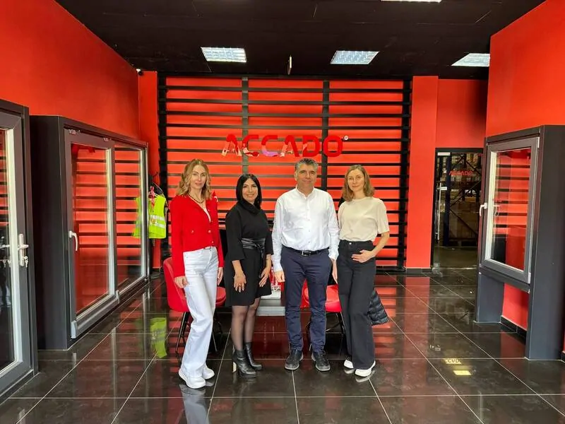 На заводе по производству фурнитуры Accado. © oknamedia 