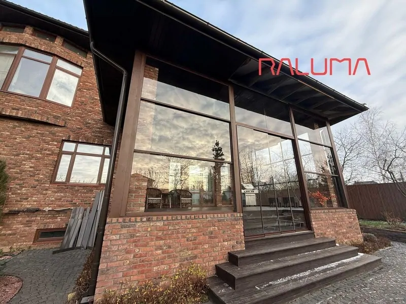 Комбинированное остекление террасы гильотина и слад системы RALUMA. © ЕТС Групп 