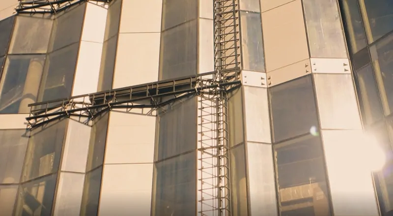 Зубчатый фасад офиса, где установлена солнцезащита WellSun. © WellSun 