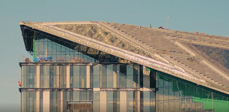 Крыша здания штаб-квартиры Яндекса с уклоном в 2-х плоскостях с солнцезащитой ВелСан. © WellSun 