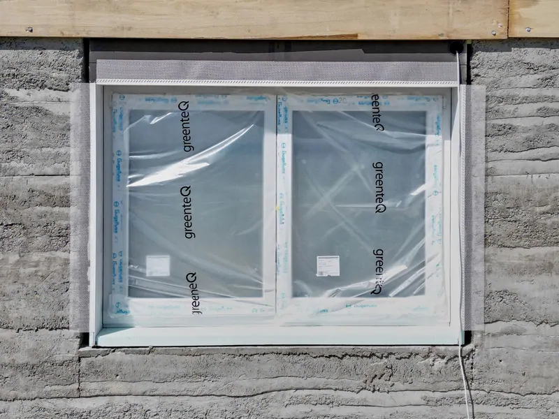 Фото: новое модульное пластиковое окно в, построенном с помощью 3D-печати, многоэтажном жилом доме в Иллертиссен, Германия © glaswelt