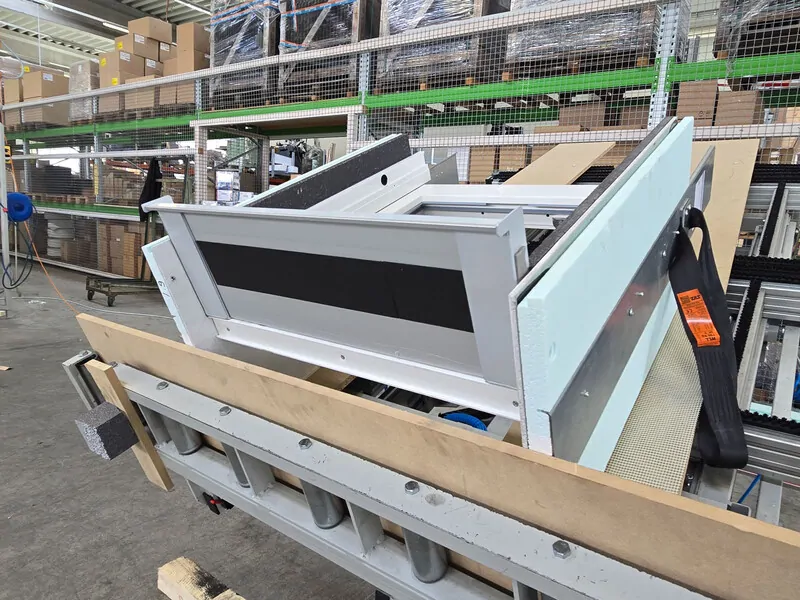 Фото: собранное модульное окно с рамой Beck + Heun на заводе компании Gugelfuss, © glaswelt