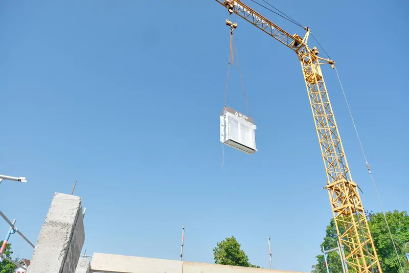 Фото: с помощью подъемного крана модульное окно транспортируется к месту монтажа, © glaswelt