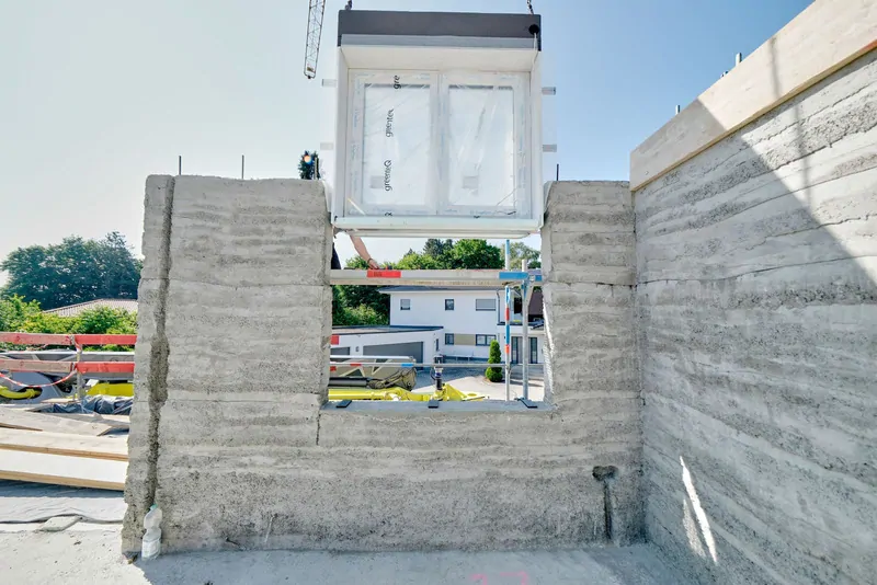 Фото: вставка модульного окна в напечатанную часть оконного проема, © glaswelt