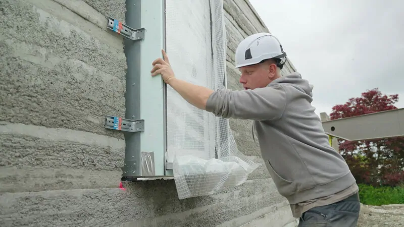 Фото: окончательное позиционирование модульного окна в оконный проем, © glaswelt